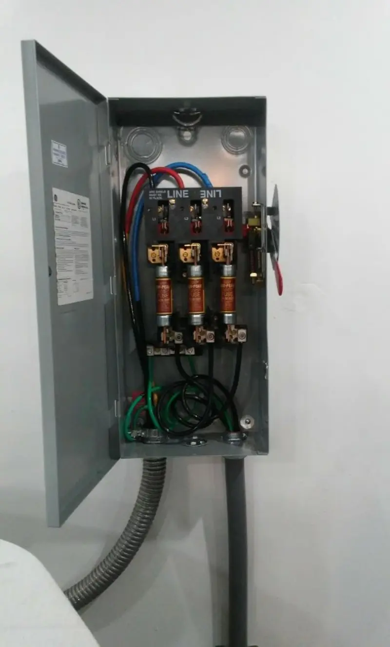 Three-phase disconnect switch installed for Smoke Detector Installation in Mount Vista
